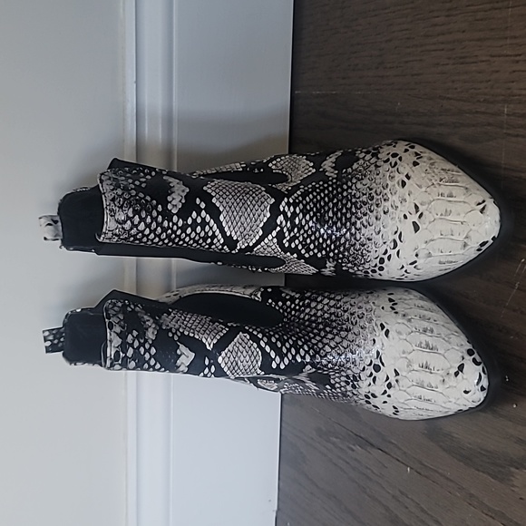 FTF snakeprint booties w size 8 - Picture 3 of 10
